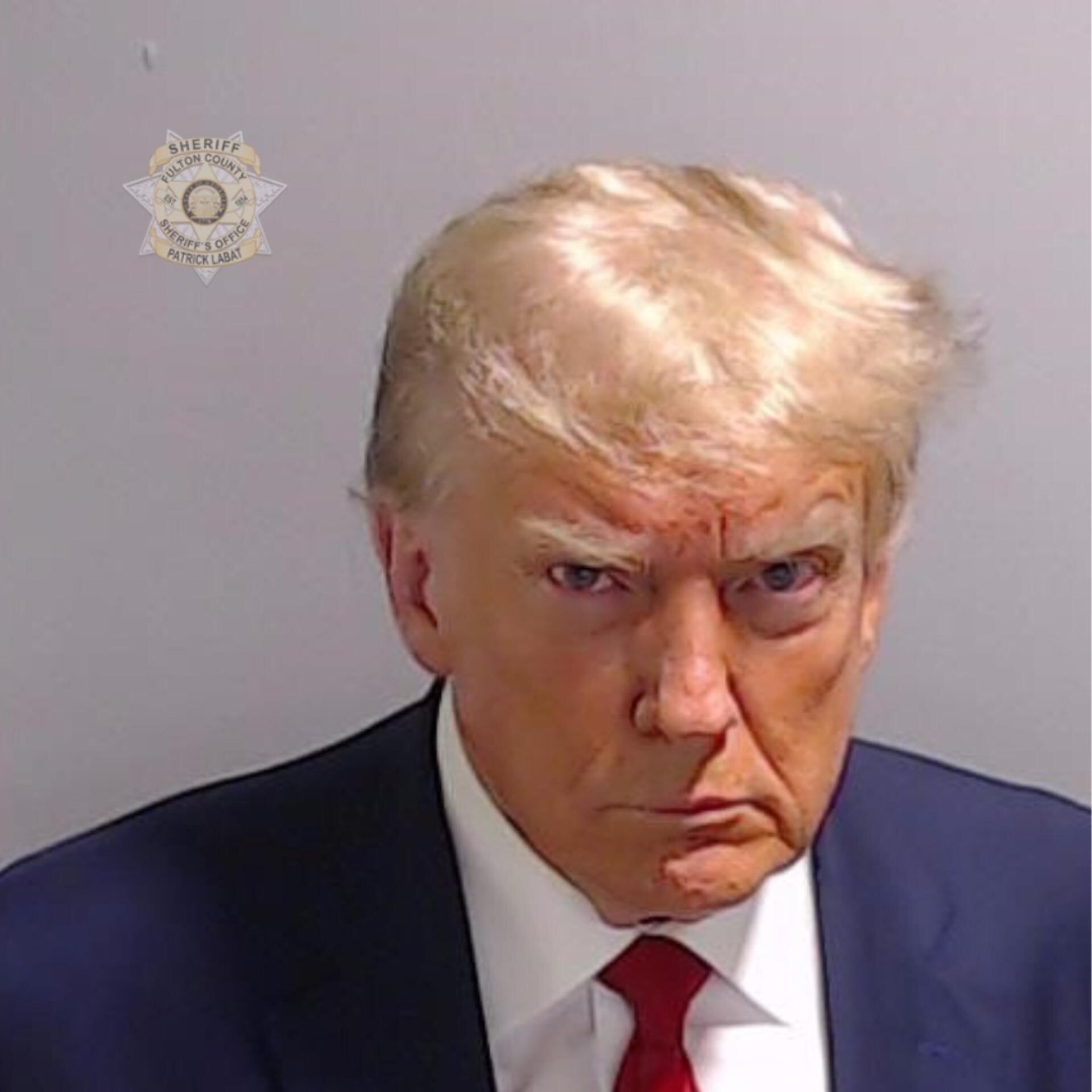 Una foto proporcionada por la Oficina del Sheriff del condado de Fulton el 24 de agosto de 2023 muestra la foto de la reserva de la cárcel del condado de Fulton del ex presidente estadounidense Donald Trump en Atlanta, Georgia, Estados Unidos. Foto: EFE/EPA/FULTON COUNTY SHERIFF'S OFFICE