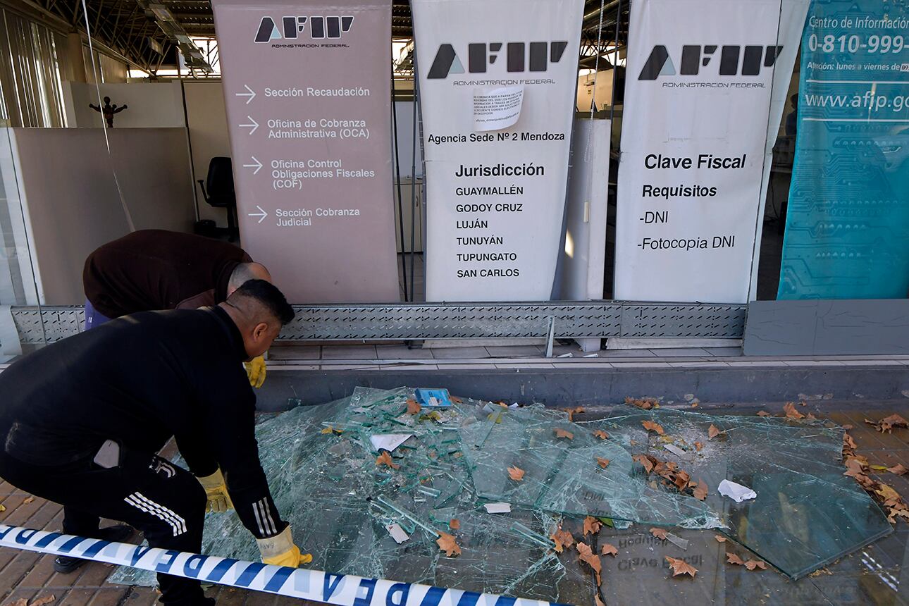 En julio el viento seco destrozó los vidrios del edificio de AFIP. | Foto:  Orlando Pelichotti / Los Andes