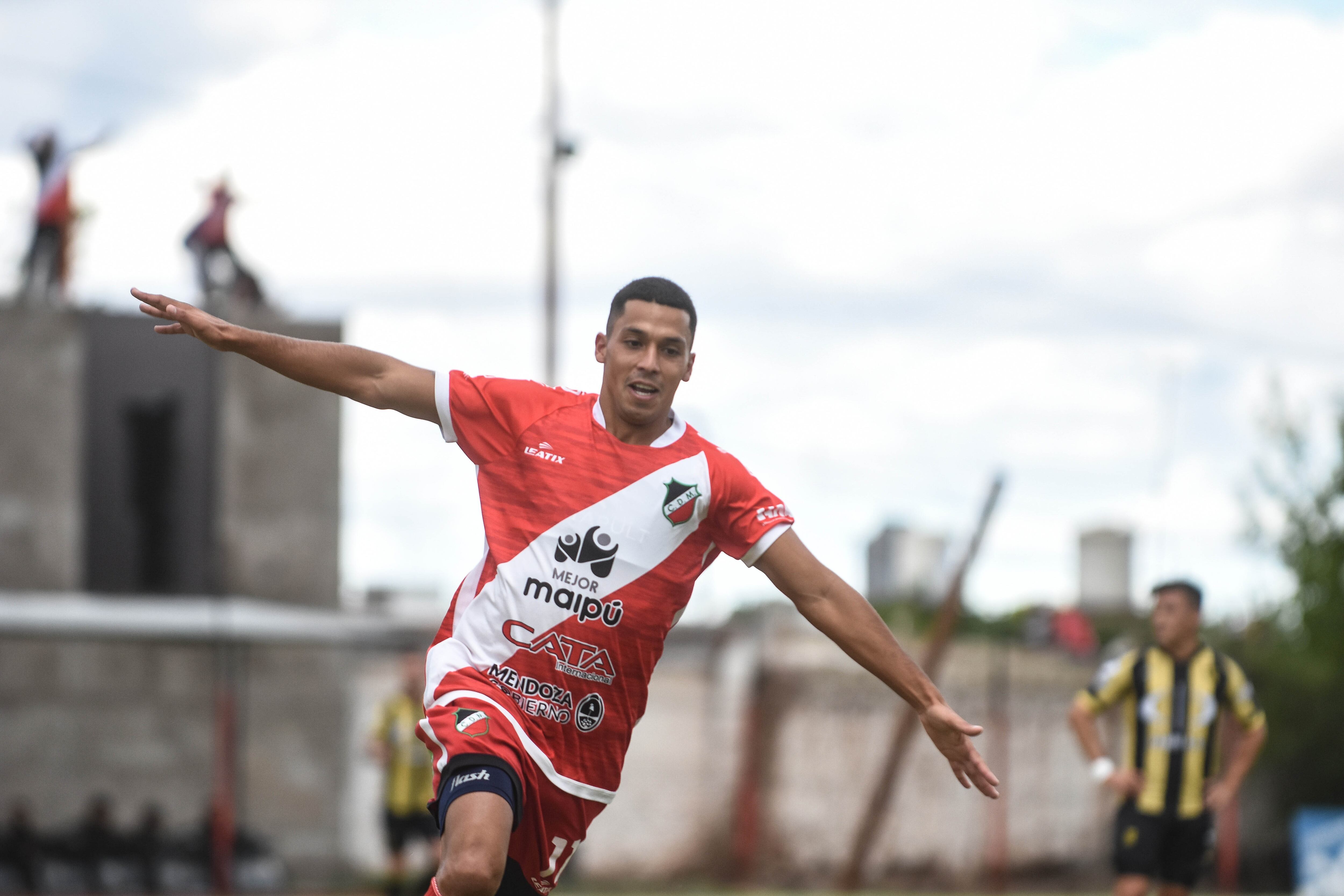 Vuela, vuela. Álvaro "Chicho" Veliez abrió el camino de la victoria con un golazo espectacular y lo festeja haciendo el "avioncito". / Foto: Nicolás Ríos.