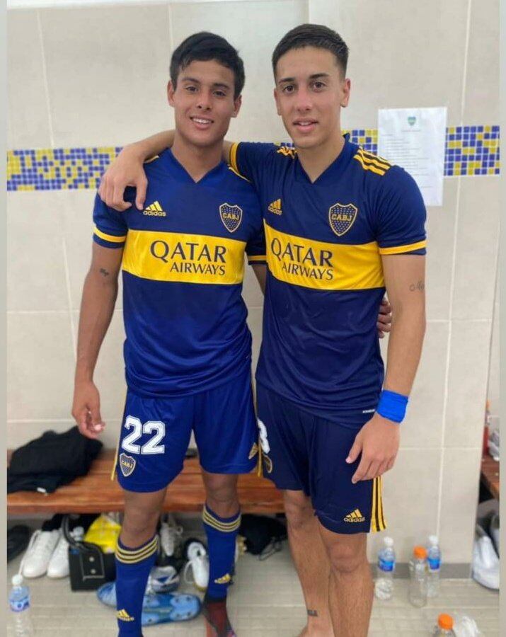 Lucas Palma (con el pantalón 22) tras su debut en la reserva, en febrero de este año. Foto: Twitter.