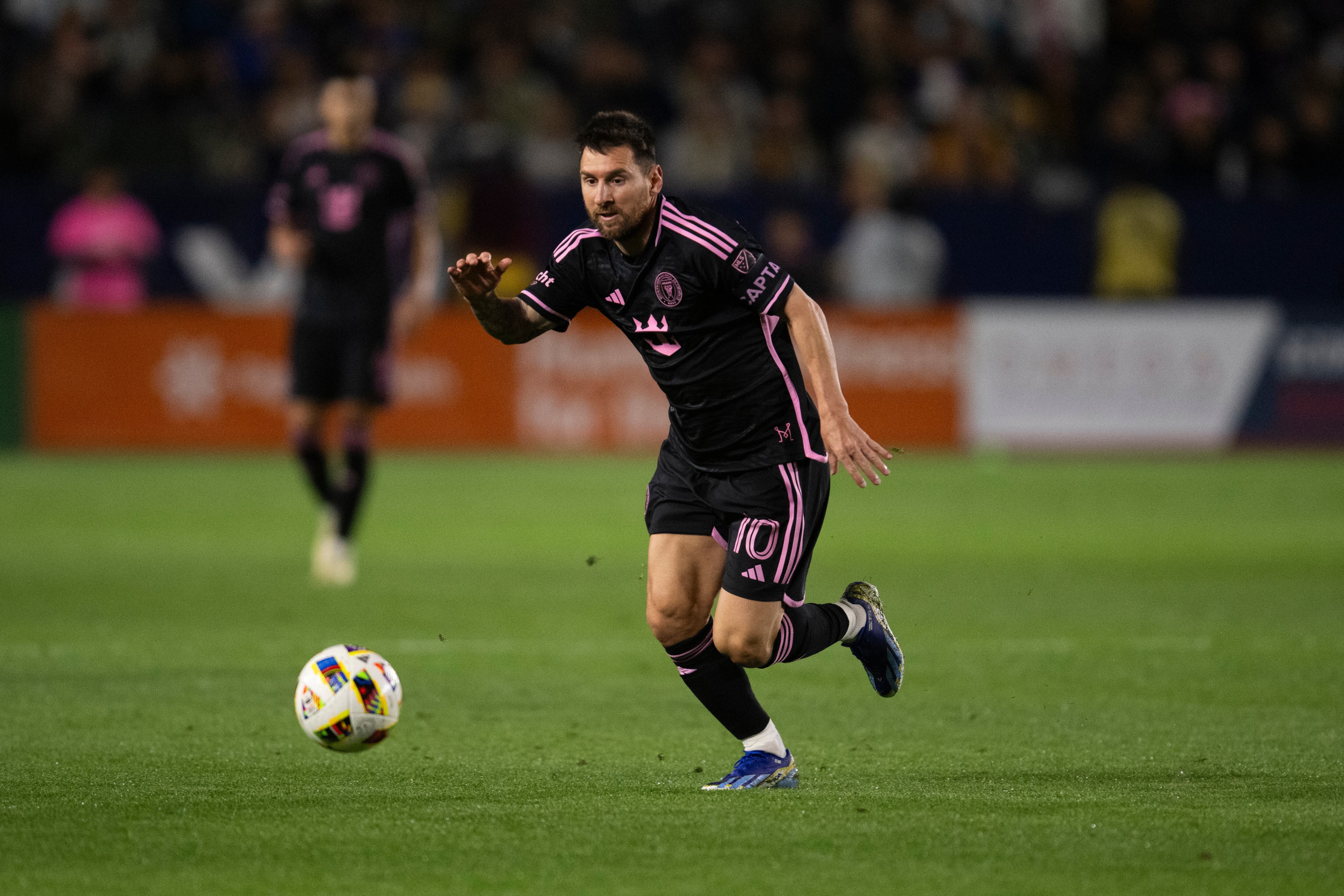 Lionel Messi del Inter Miami durante el partido contra el Galaxy de Los Ángeles, el domingo 25 de febrero de 2024, en Carson, California. (AP Foto/Kyusung Gong)