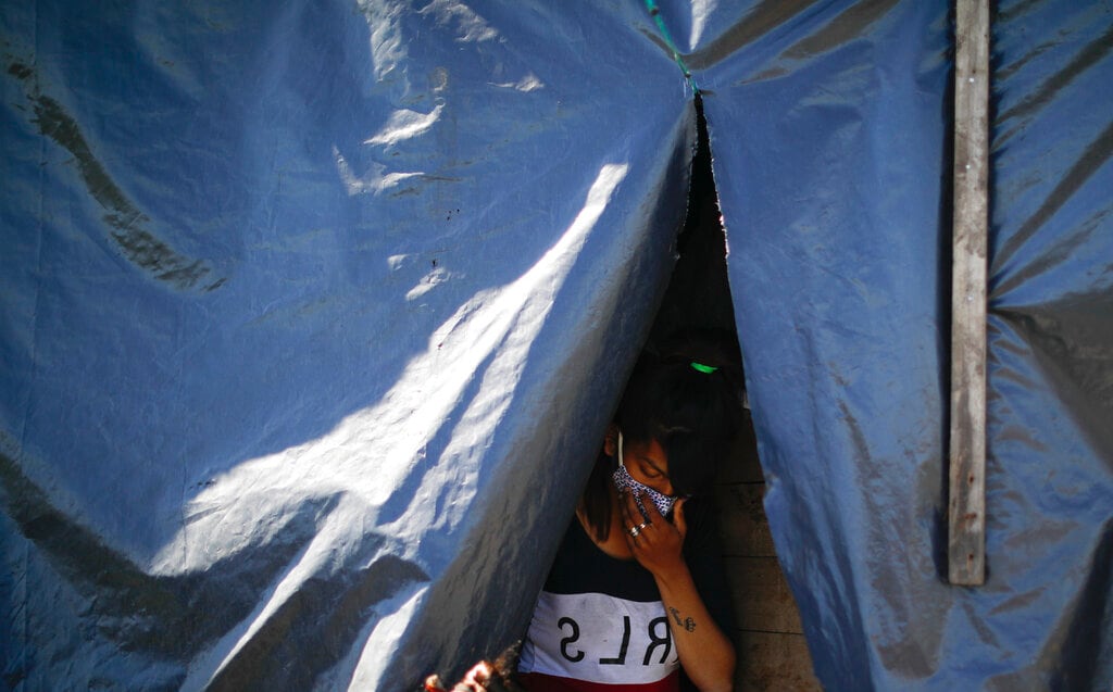 María José Bogado sale de su casa improvisada en un campamento de ocupantes ilegales en Guernica