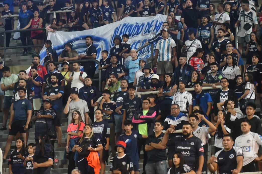 Independiente Rivadavia vs. Riverl Plate en el estadio Malvinas Argentinas. / JOSÉ GUTIÉRREZ (LOS ANDES).