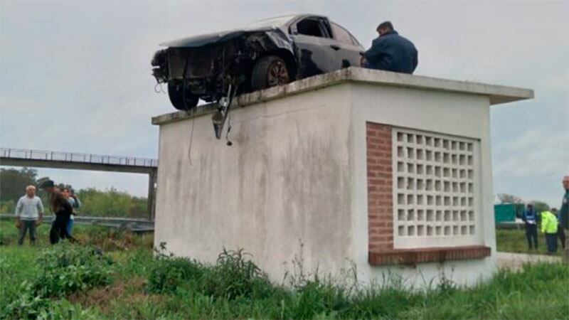 Un auto despistó y quedó arriba de una garita de colectivos en Entre Ríos. / gentileza