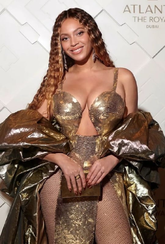 Beyoncé y un look dorado imponente en Dubái (Web)