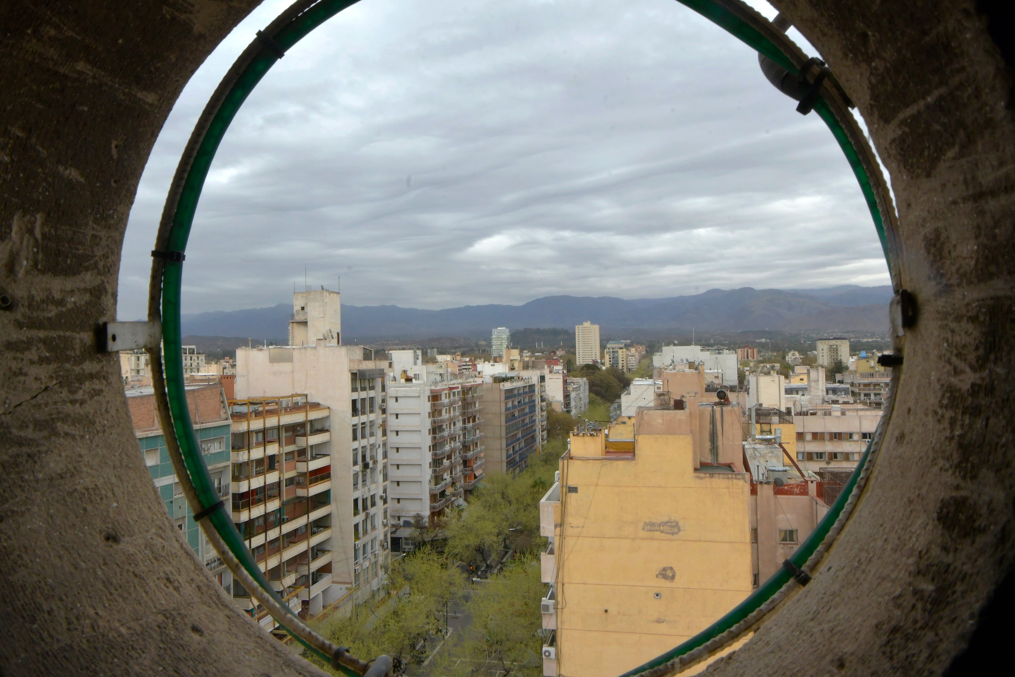 Vista desde el Pasaje San Martín, ubicado sobre Peatonal Sarmiento y Avenida San Martín.
Foto:  Orlando Pelichotti/ Los Andes