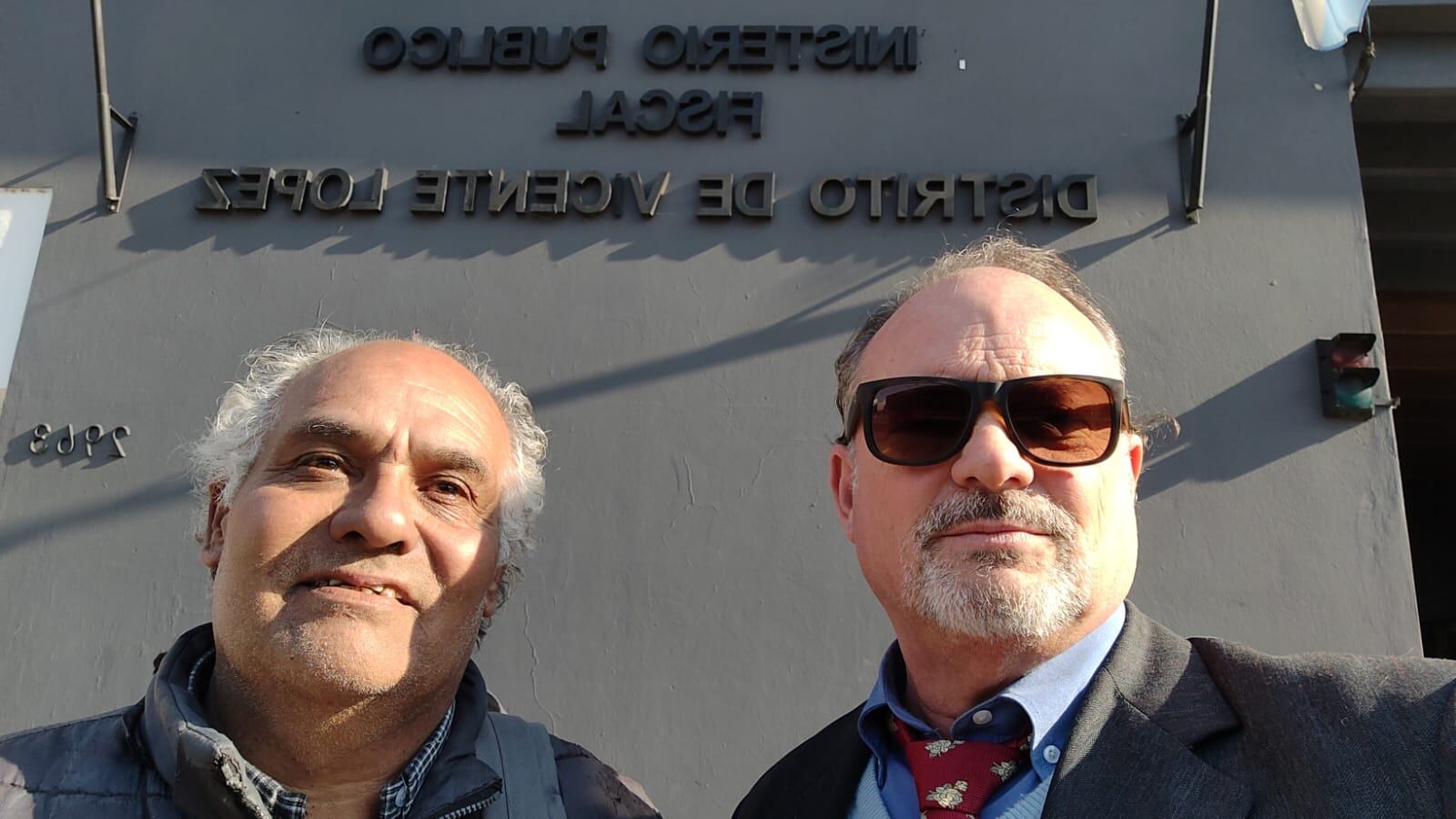 Walter (papá de Ezequiel) y Marcelo Canale, abogado defensor, tras la liberación del joven estudiante en Buenos Aires.