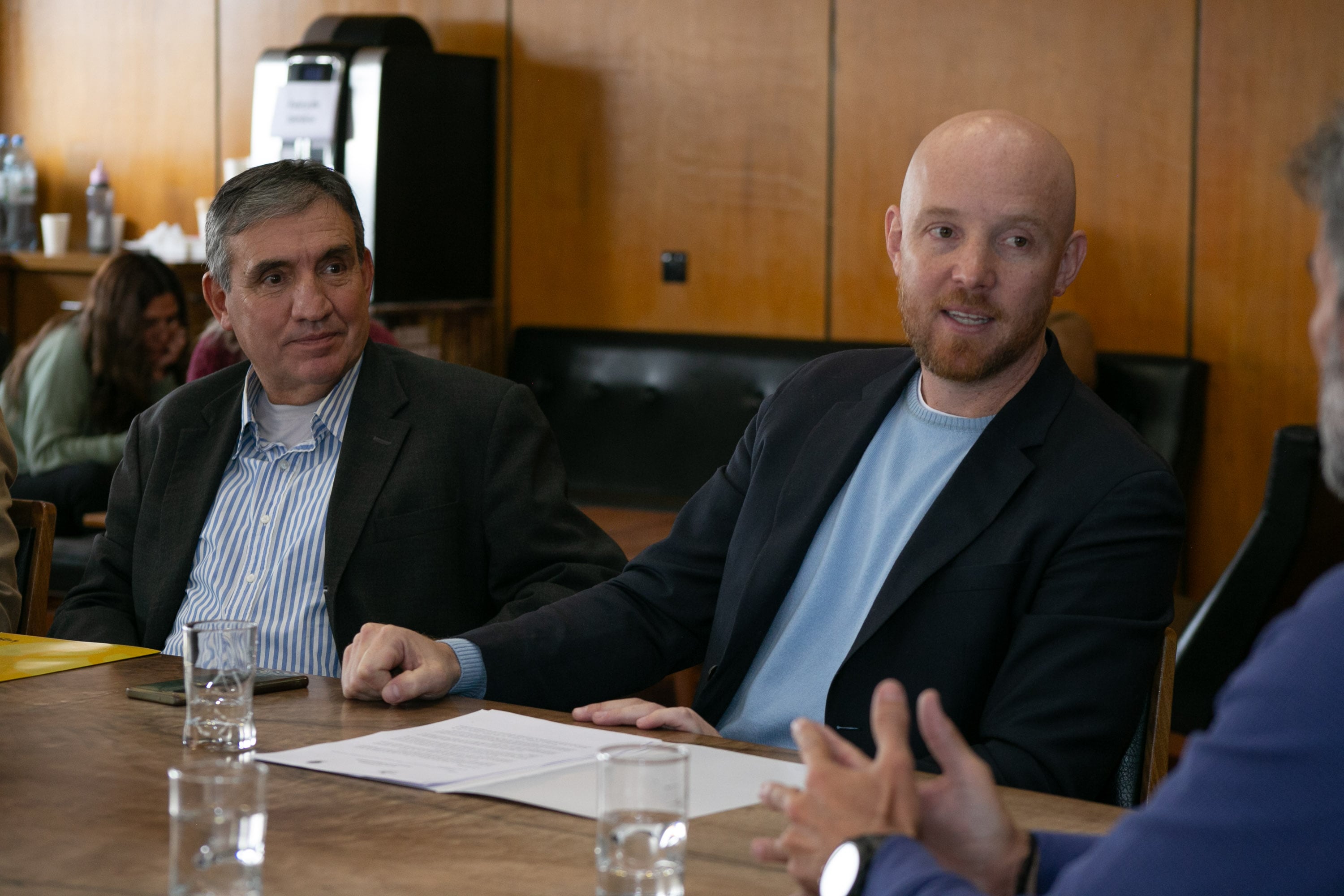 Ulpiano Suarez dialogó con Esteban Allasino y concejales de Luján. Foto: Municipalidad de Ciudad.