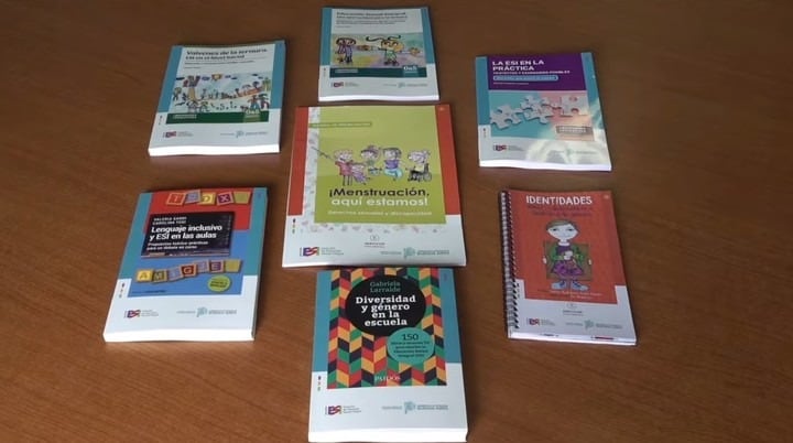 Los libros que el gobierno bonaerense reparte en las escuelas secundarias.