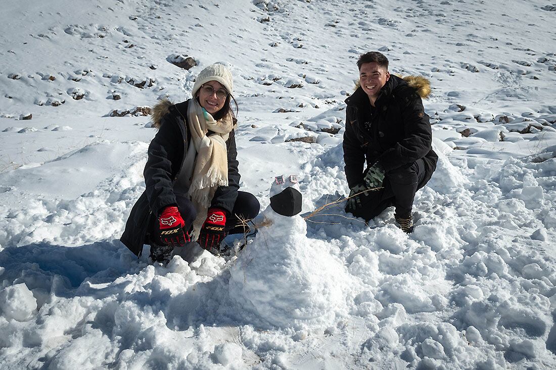 Nieve en Mendoza Punta de Vacas. Malina y Nahuel turistas de la provincia de Córdoba.