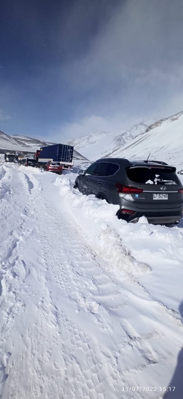 El Paso a Chile seguirá cerrado, quedan aún 380 camiones en la ruta y los dueños de 11 autos varados irán a buscarlos. Foto: Ejército Argentino.