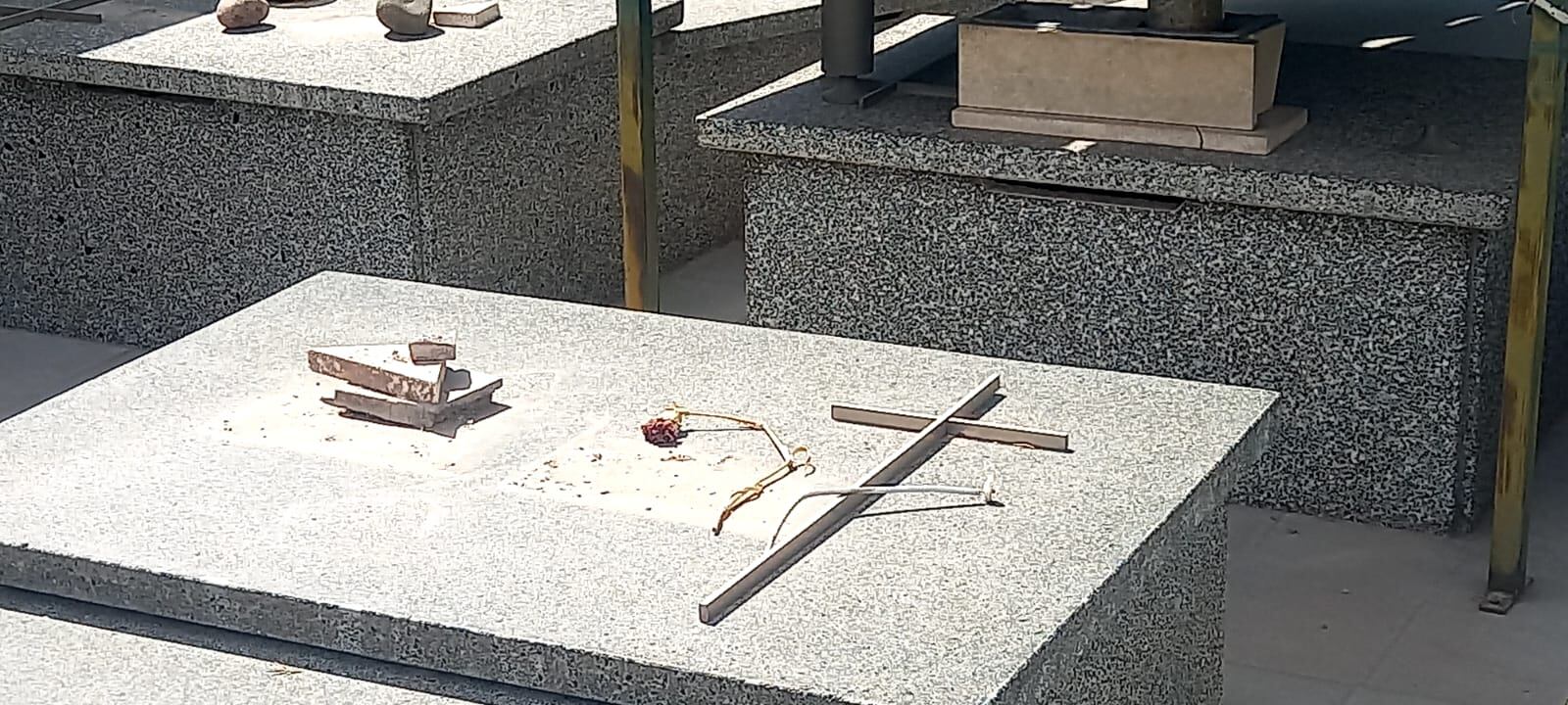 Angustiante: fueron al cementerio a visitar a sus madres en su día y encontraron que habían robado hasta las fotos. Foto: Gentileza