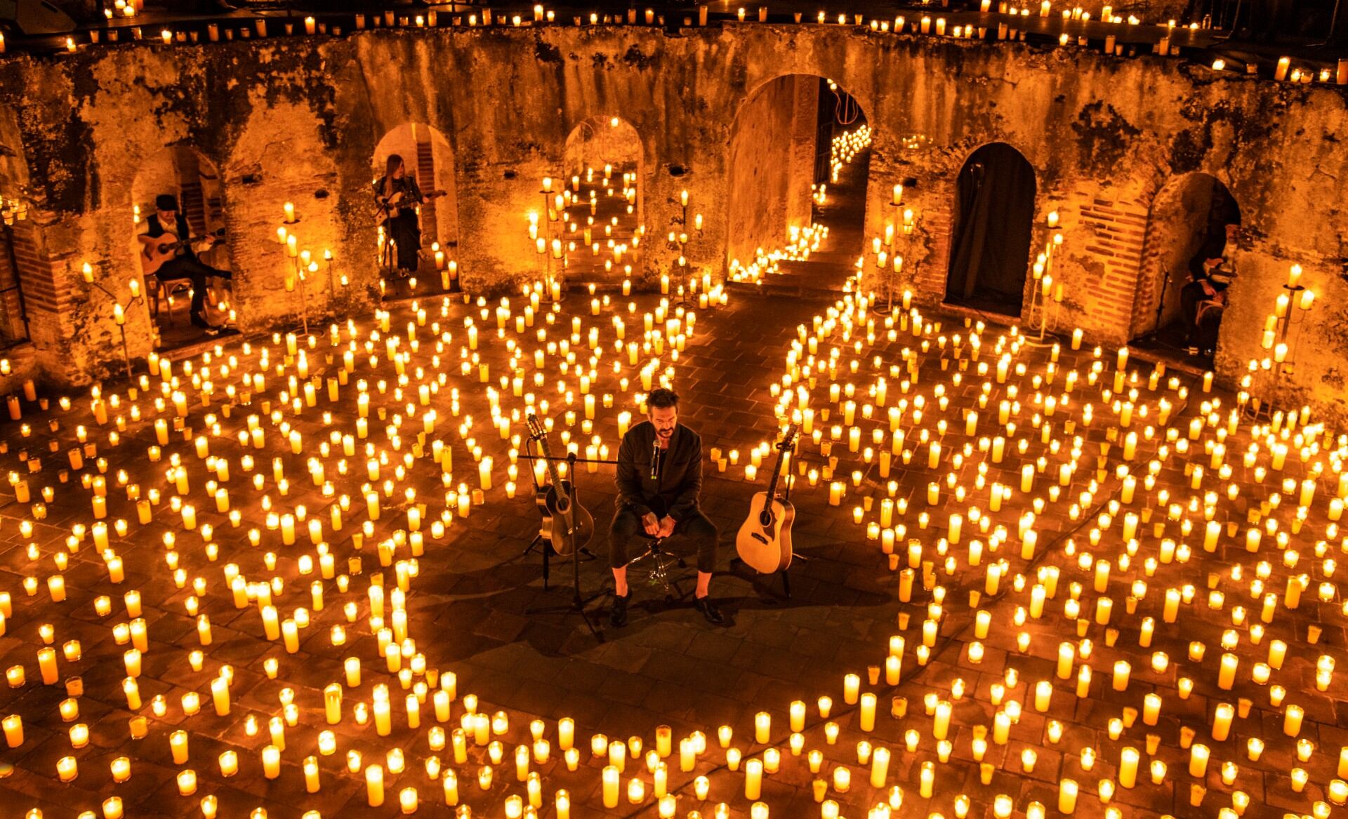 Arjona, a la luz de 5.000 velas en su multitudinario concierto por streaming. (Gentileza Ricky López Bruni)