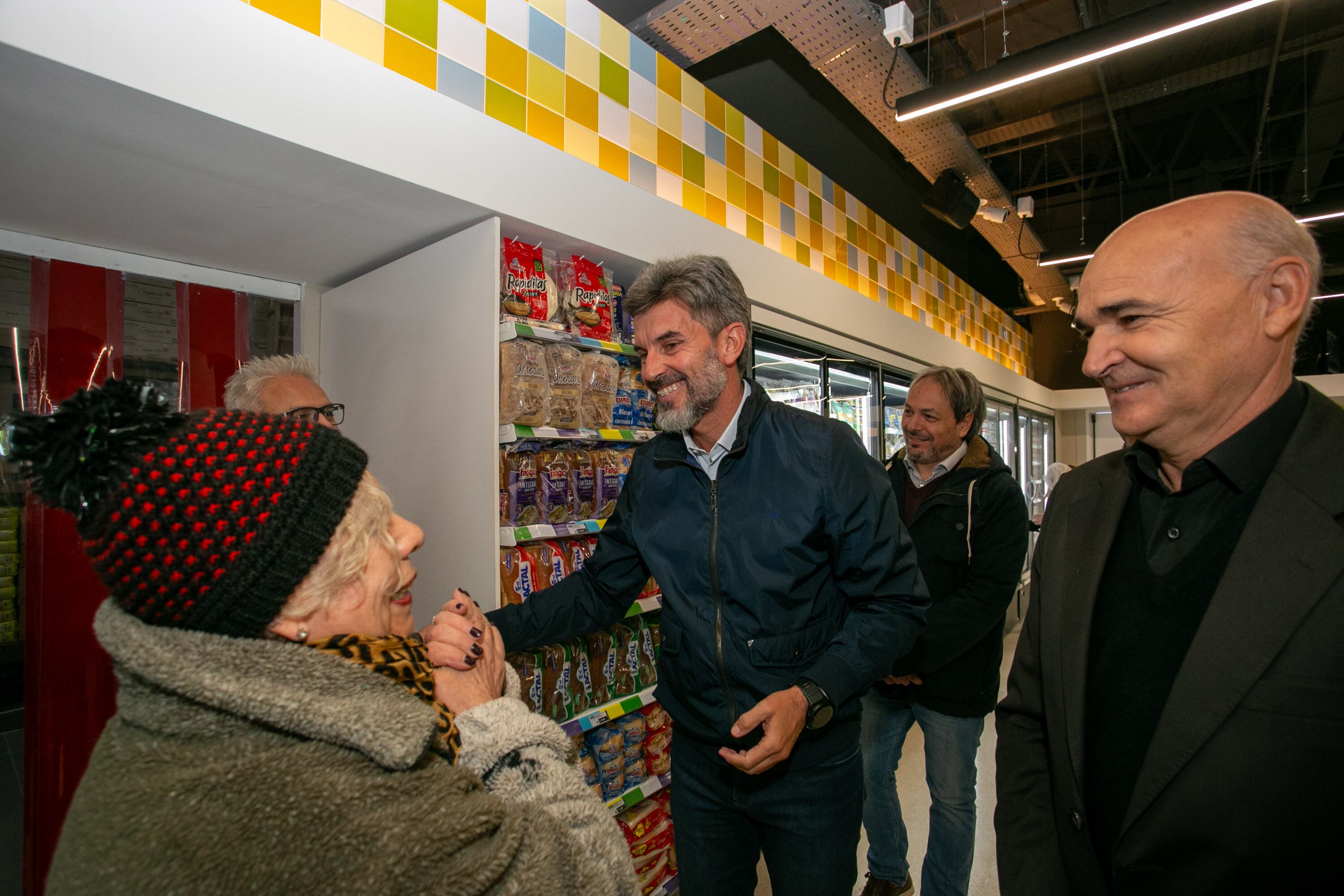 Ulpiano Suarez estuvo presente en la inauguración de un nuevo Vea Express. Foto: Mendoza Ciudad.