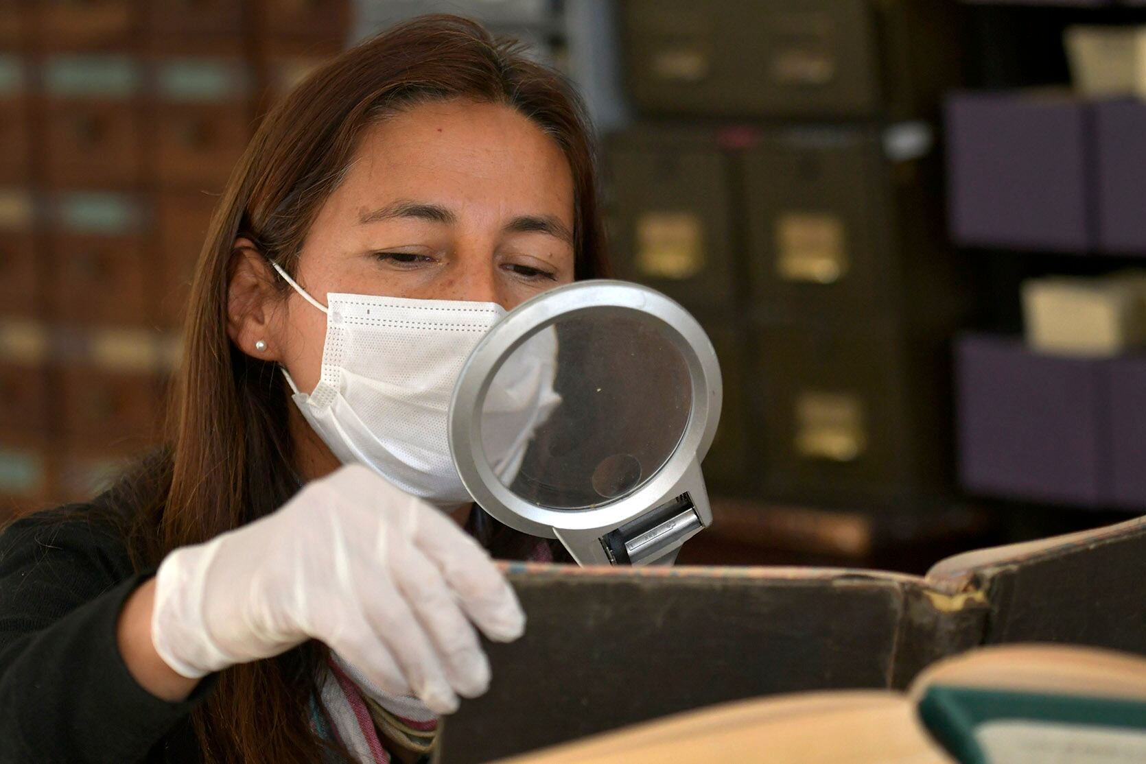 La técnica Alicia Guevara en el Archivo General de la Provincia de Mendoza, lleva adelante la guarda y custodia del material de las maestras estadounidenses. Foto: Orlando Pelichotti