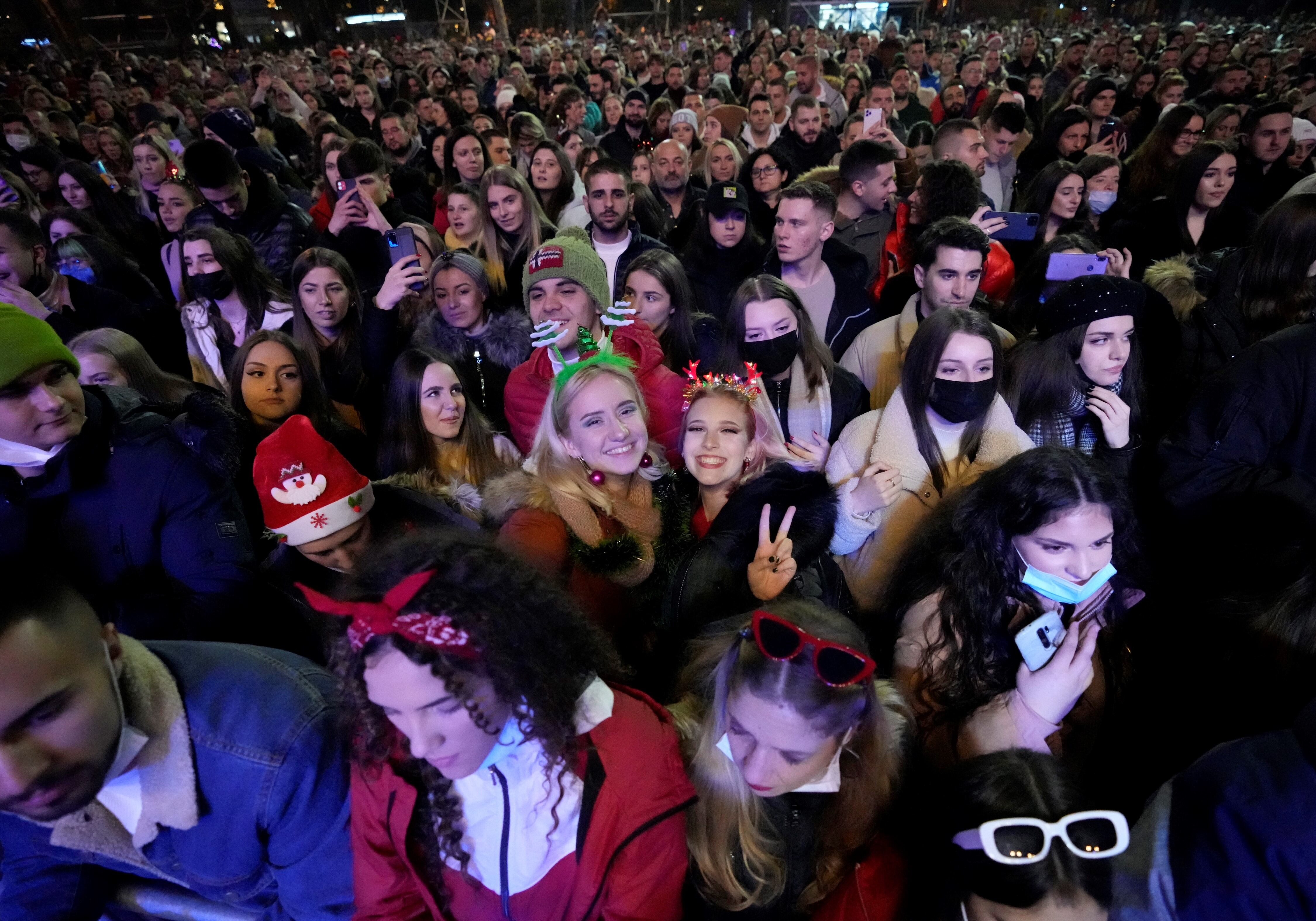 Bulliciosas celebraciones de la víspera de Año Nuevo en la capital serbia de Belgrado donde, a diferencia de otras partes de Europa, se permitieron reuniones masivas a pesar de los temores de la variante omicron de rápida propagación.