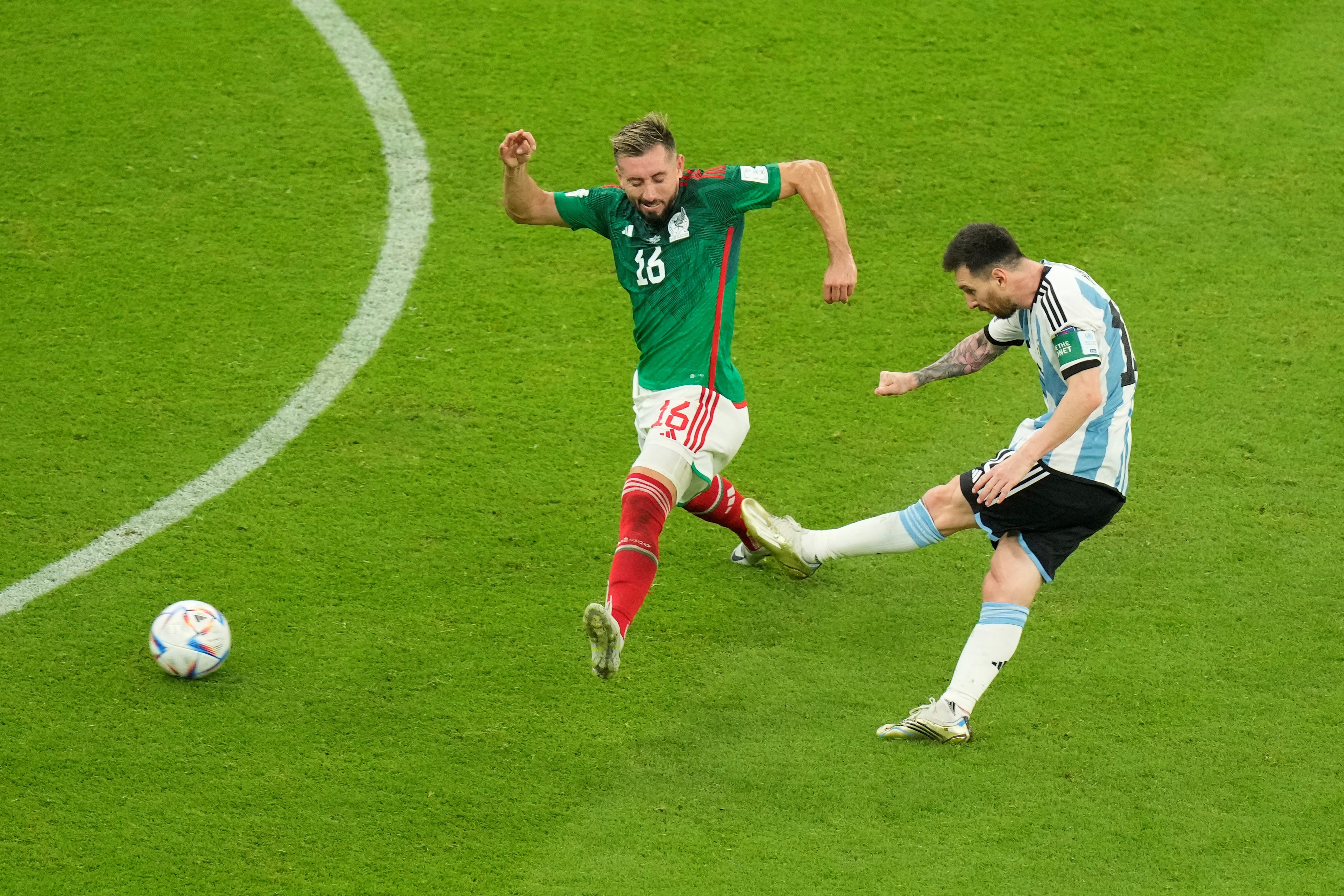 Una de las imágenes de la secuencia del golazo de Messi a México. (AP)