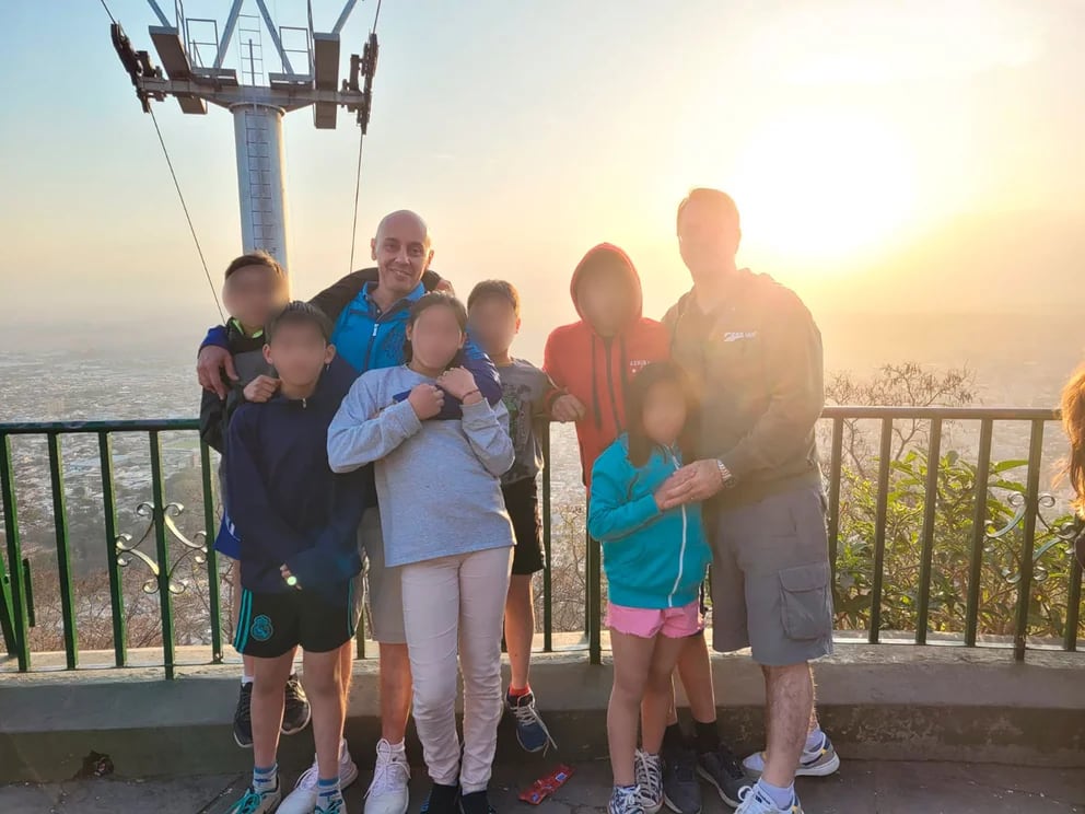 Víctor y Jorge con sus hijos en el teleférico de Salta, provincia de origen de los hermanos.