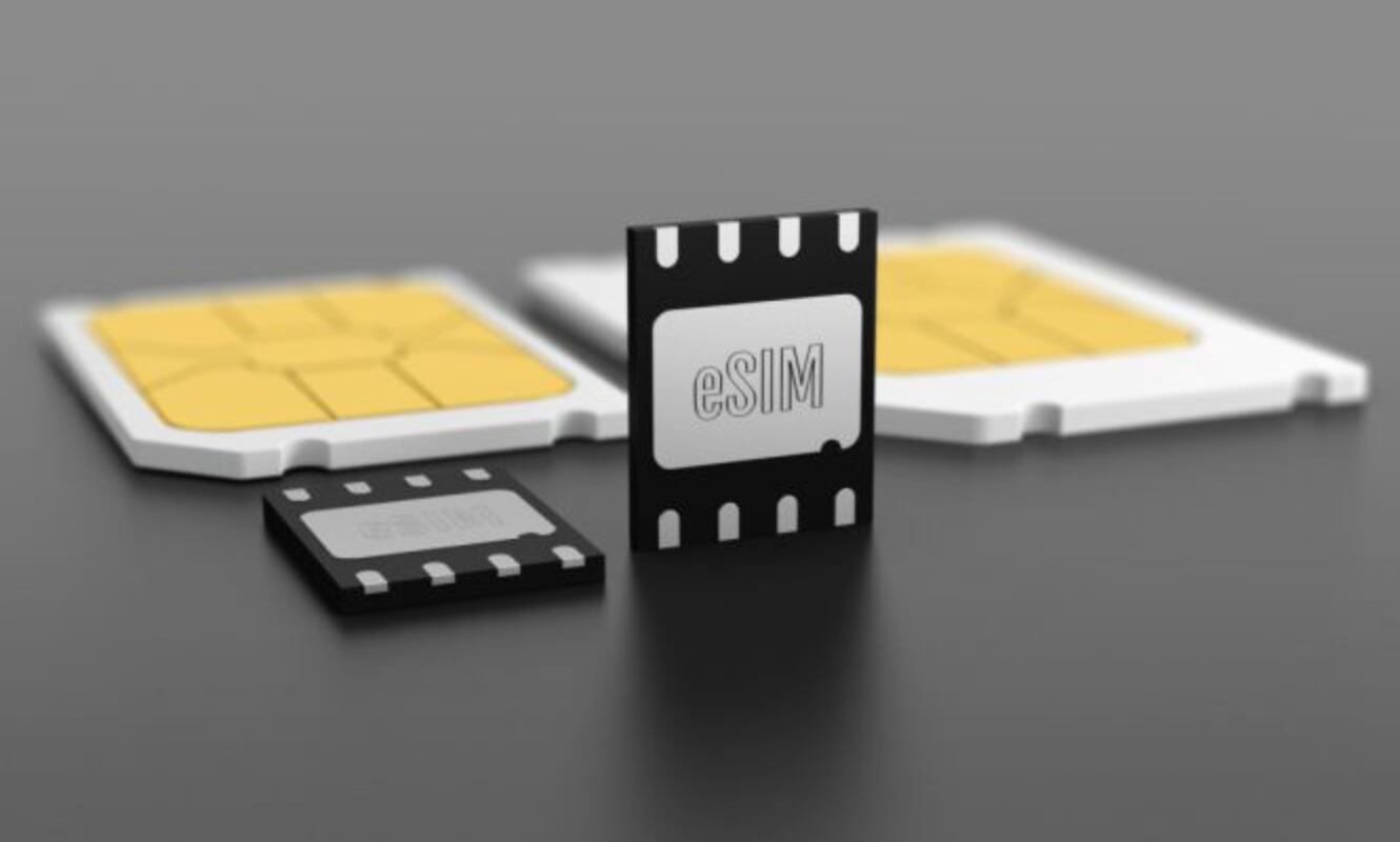 La eSIM es 90% más pequeña una Nano SIM, viene en el interior de los teléfonos y se carga online por QR.