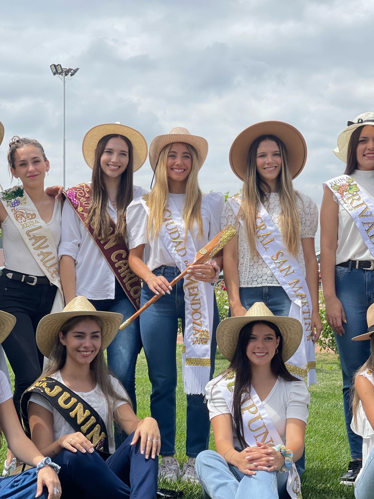 Vuelo de Reinas: el evento se llevó a cabo en el club Regatas y contó con la presencia de las Reinas de la Vendimia de mandato cumplido, las candidatas a disputar la corona nacional este sábado 2 de marzo y, por supuesto, la reina de Capital, Agostina Saua. Foto: Gentileza