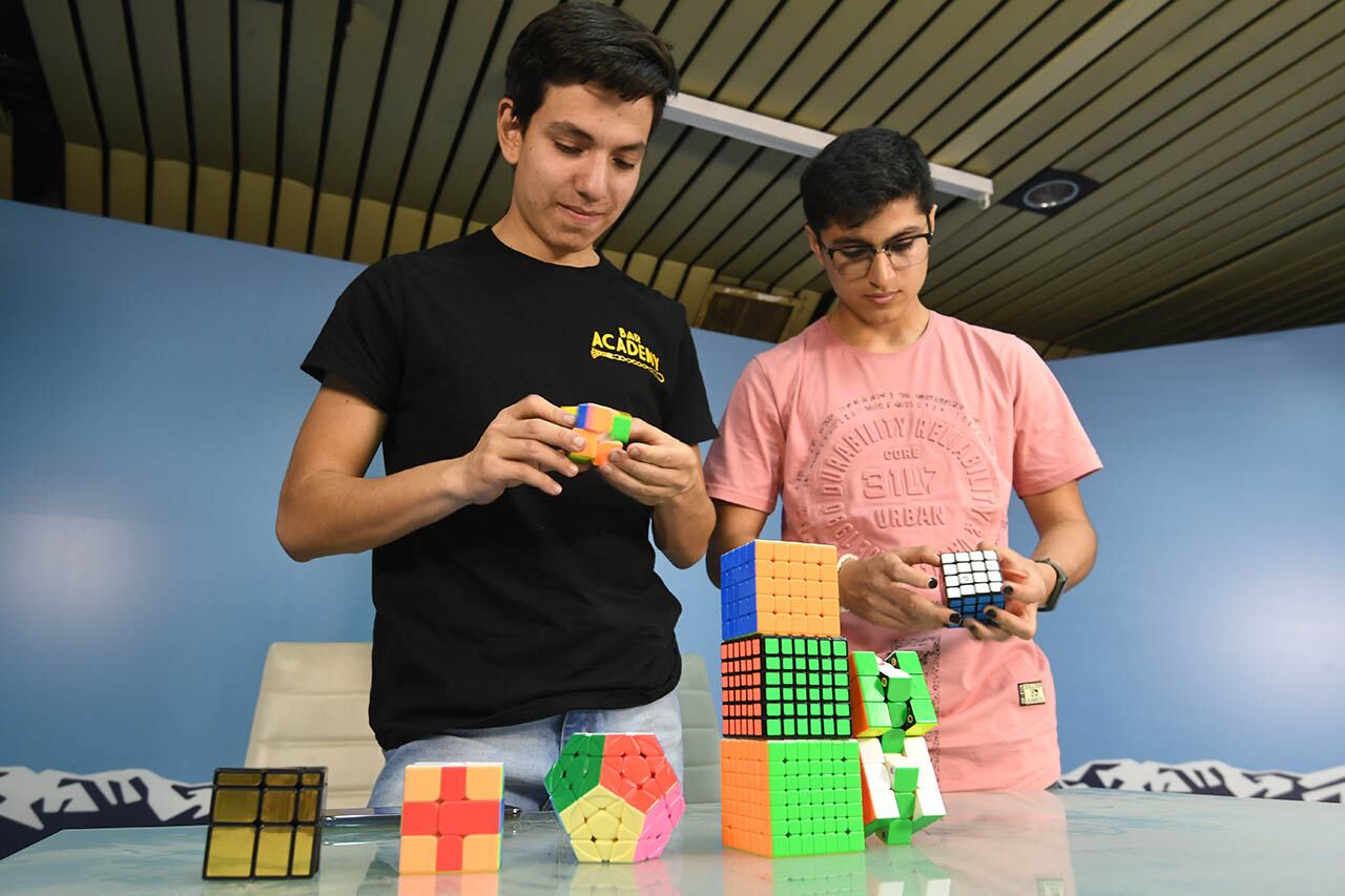 Jonathan Aroma y Gabriel Calderón son integrantes del Club Cuberos de Mendoza que se dedican a armar cubos Rubik. Foto: Marcelo Rolland / Los Andes