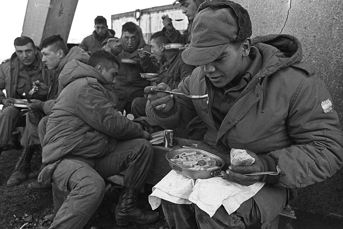 Puerto Argentino. Soldados argentinos durante un descanso. (La Voz/ archivo)