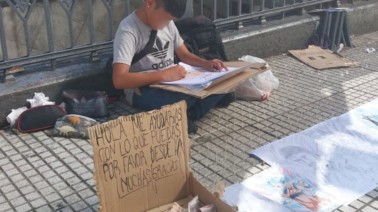 Walter se ubica en la boca del subte, pinta y vende sus dibujos. Foto: clarín.