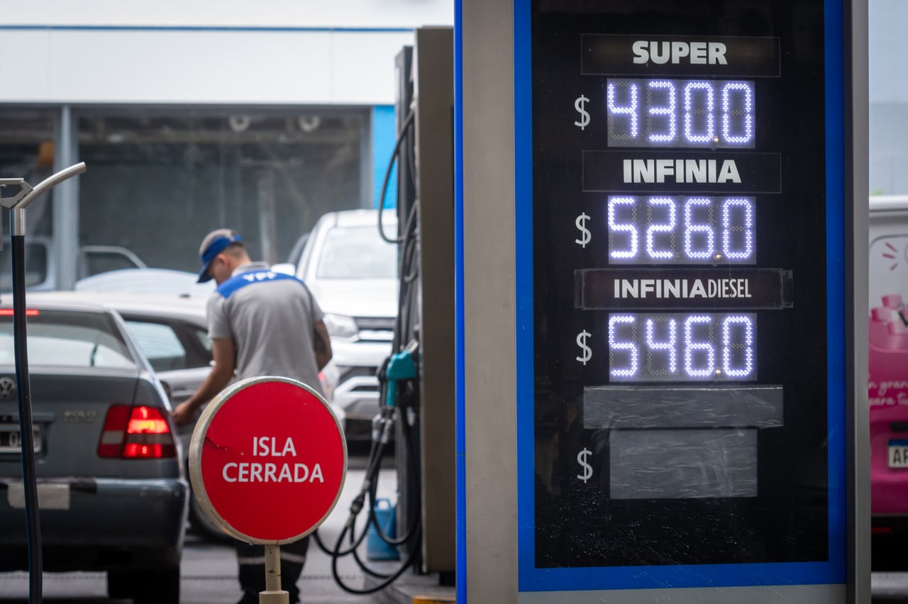 Los combustibles aumentaron hasta 25% hoy en Mendoza:

El feriado sorprendió a los automovilistas con un fuerte aumento en los combustibles de las estaciones de servicio YPF y Shell. El incremento llega hasta 25% en las estaciones de YPF. La última suba había sido a fines de noviembre.
 
Foto: Ignacio Blanco / Los Andes 