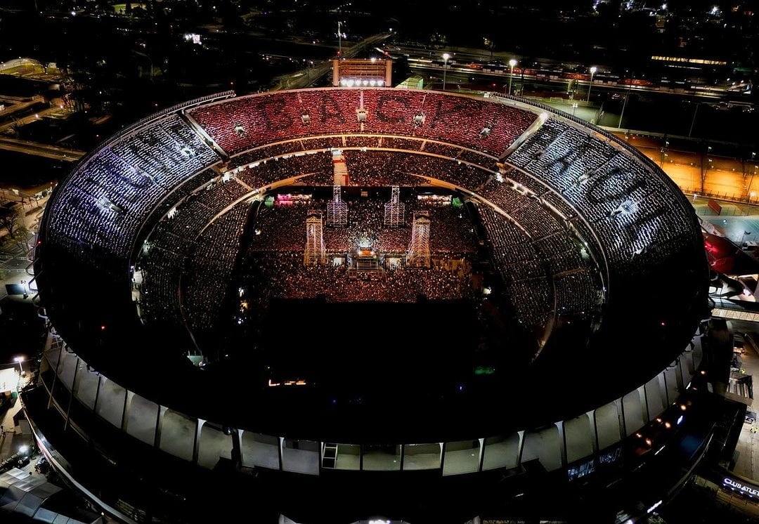 El mosaico gigante dándole la bienvenida a Paul McCartney.