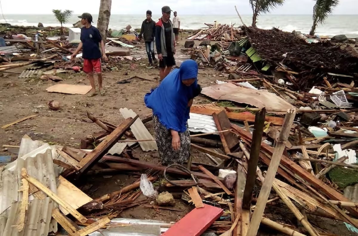 Miles de personas buscando a sus familiares entre los escombros tras el tsunami de 2004 (Foto: La Nación)