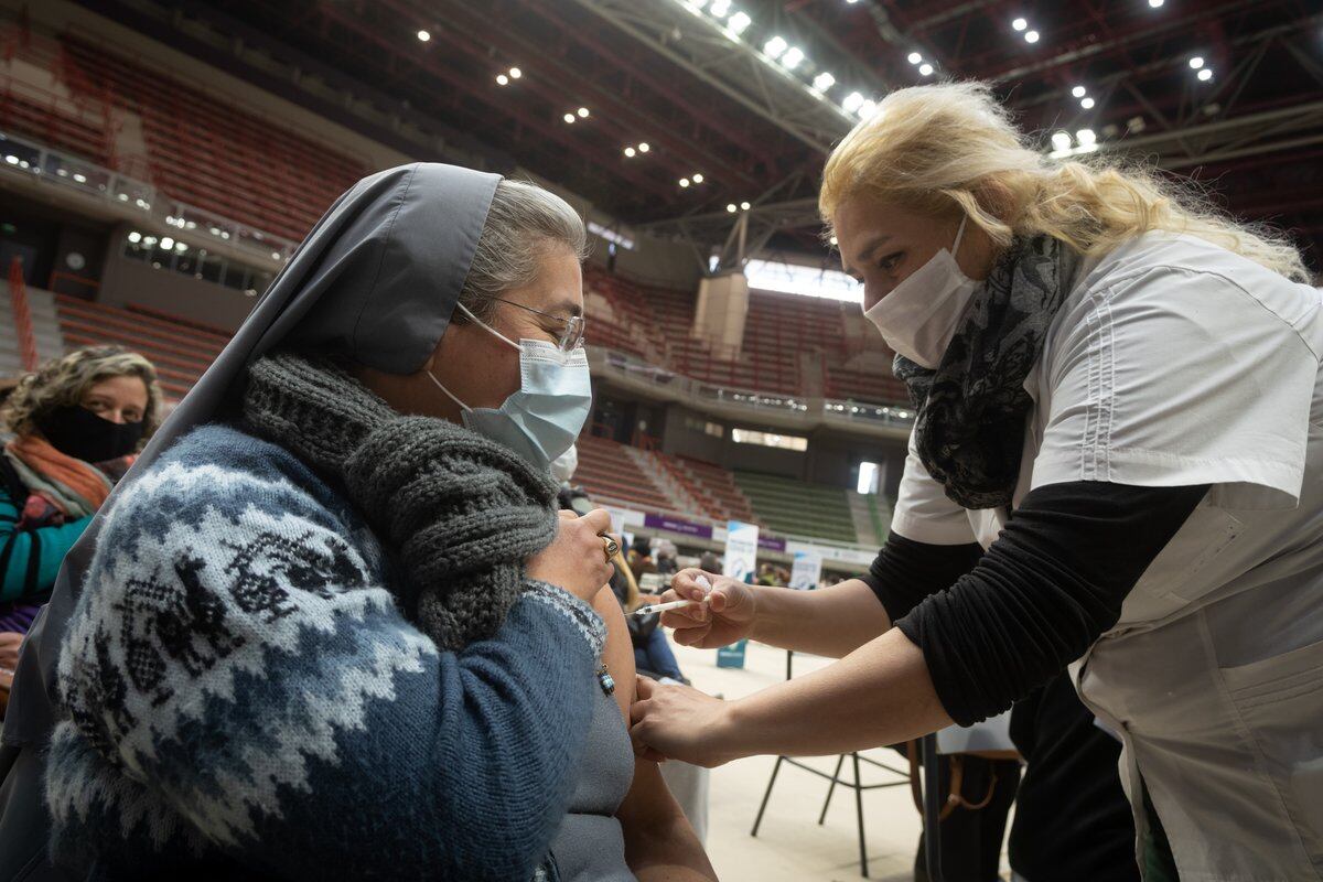 Mariana Vidal (40) cursó enfermería en el módulo del IES Valle de Uco en el Hospital Lagomaggiore y también participa de la beca vacunando en el Aconcagua Arena.