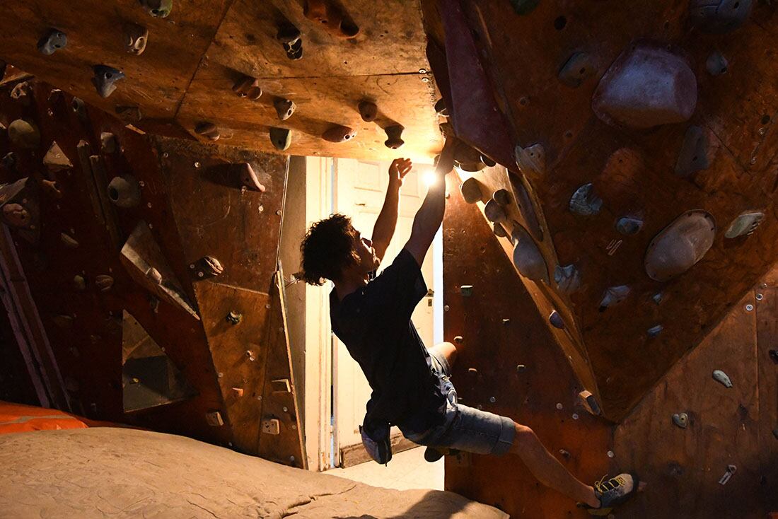 Mariano con mucho esfuerzo escala una de los muros construidos para este deporte. Foto José Gutiérrez / Los Andes