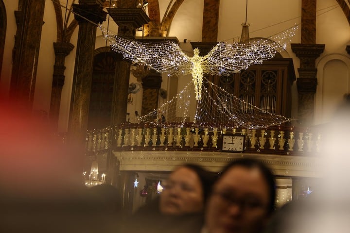 Instalación de un ángel durante la misa de Nochebuena en la iglesia católica de San José en Pekín, China, el 24 de diciembre de 2024. Foto: EFE