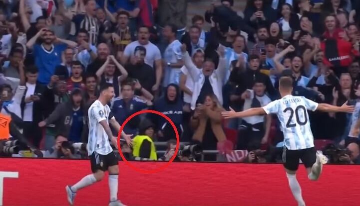 Un custodia del estadio se olvidó de vigilar la tribuna para ver el festejo de la Selección.