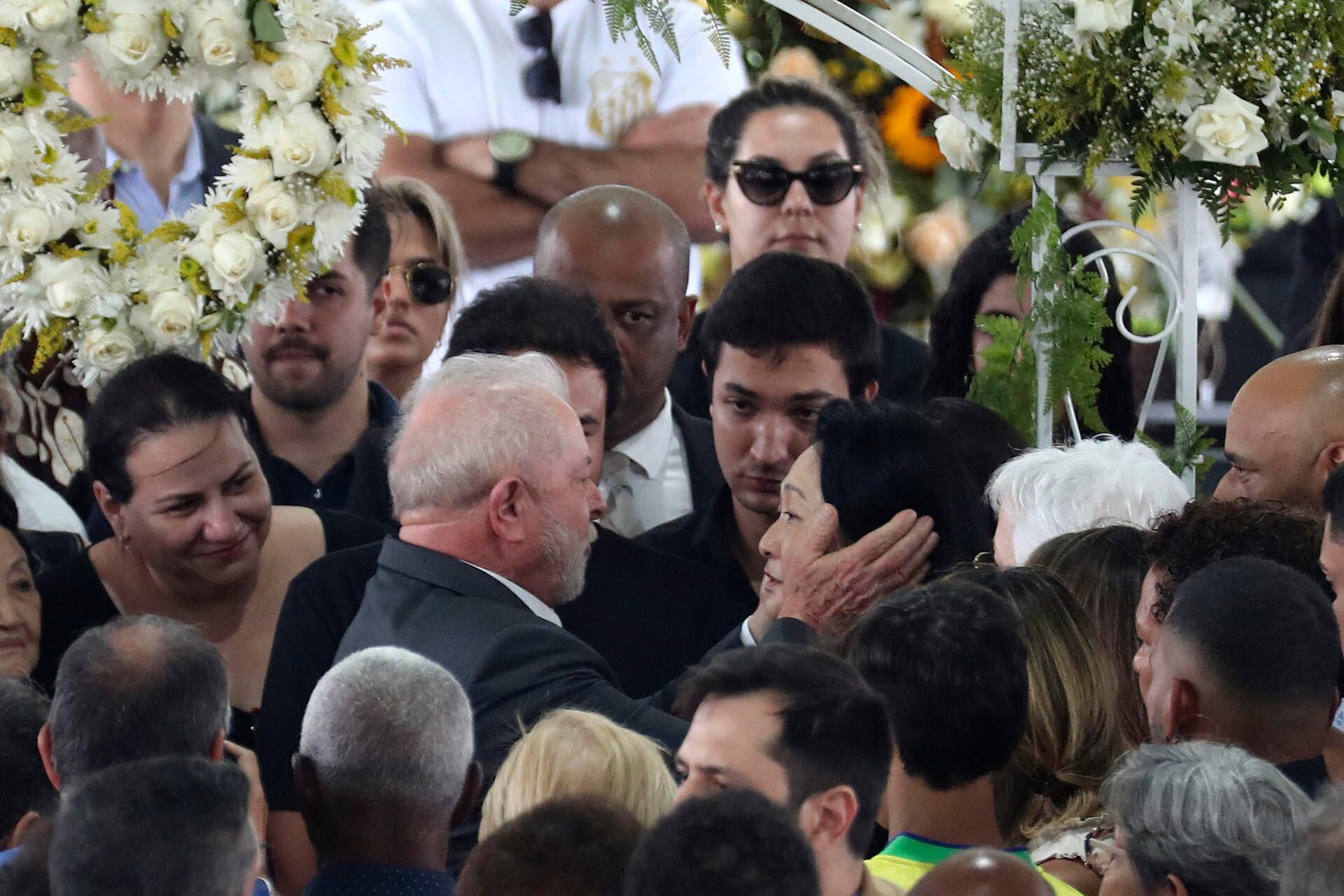 El presidente de Brasil, Lula da Silva, habla con Marcia Aoki, viuda de Pelé, durante el segundo y último día de velatorio de la leyenda del fútbol "Pelé!, hoy, en el estadio Vila Belmiro en la ciudad de Santos (Brasil). Foto: EFE / Sebastiao Moreira