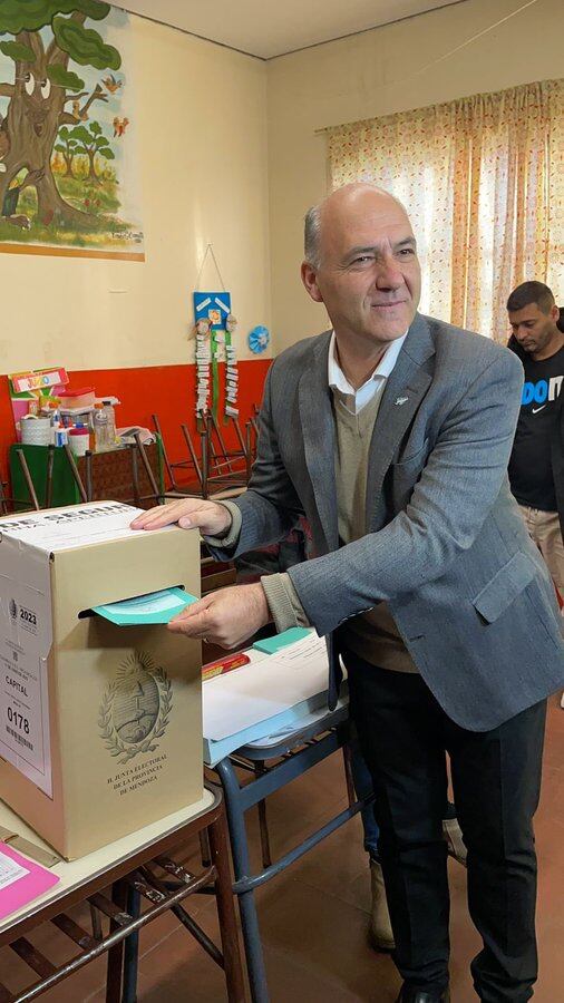 El precandidato a Gobernador por el Frente Elegí emitió su voto en la escuela Doctor Paroissien, de la Ciudad de Mendoza. Foto: Gentileza