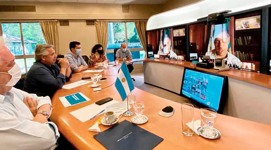 El presidente junto a sus colaboradores durante la reunión virtual