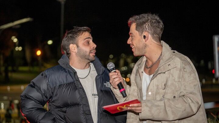 El cantante y conductor no pudo aguantarse y reveló que lo vincula con Messi.