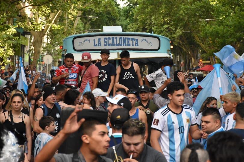 Argentina le ganó a Australia 2 a 1 y los hinchas mendocinos coparon las calles del Centro para festejar que la Selección pasó a cuartos de final de Qatar 2022. - Mariana Villa / Los Andes