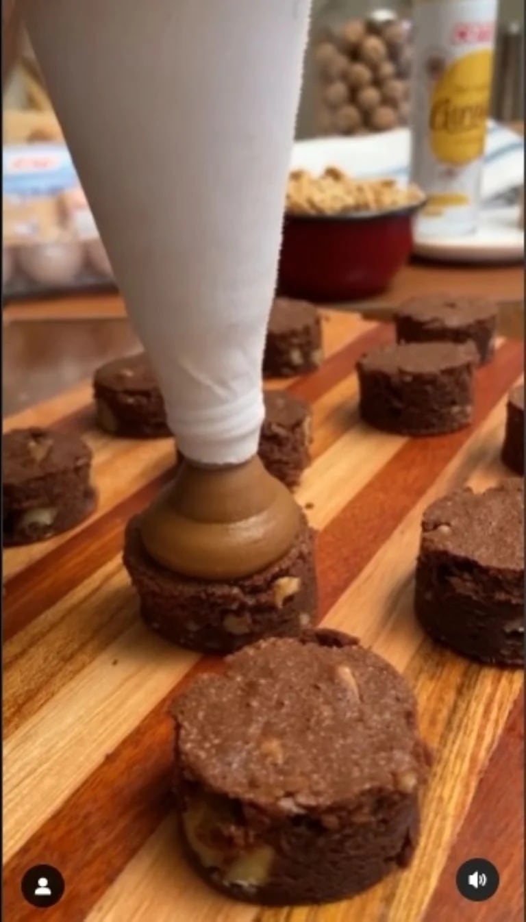 Así se hacen los ricos conos de brownie con Dulce de leche.