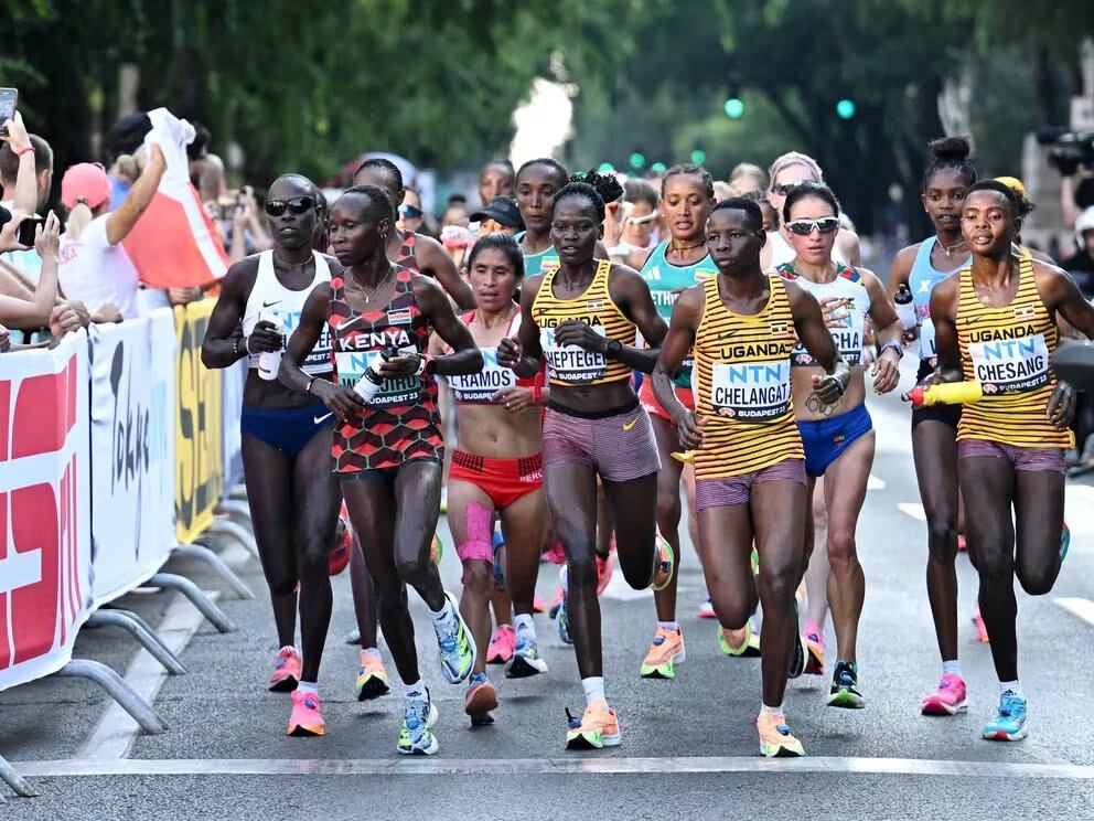 Rosemary Wanjiru de Kenia, Zaida Ramos de Perú, Rebecca Cheptegei de Uganda, Mercyline Chelangat y Doreen Chesang en acción durante la final de maratón femenina en el Campeonato Mundial en el Centro Nacional de Atletismo, Budapest, Hungría (REUTERS/Dylan Martínez)