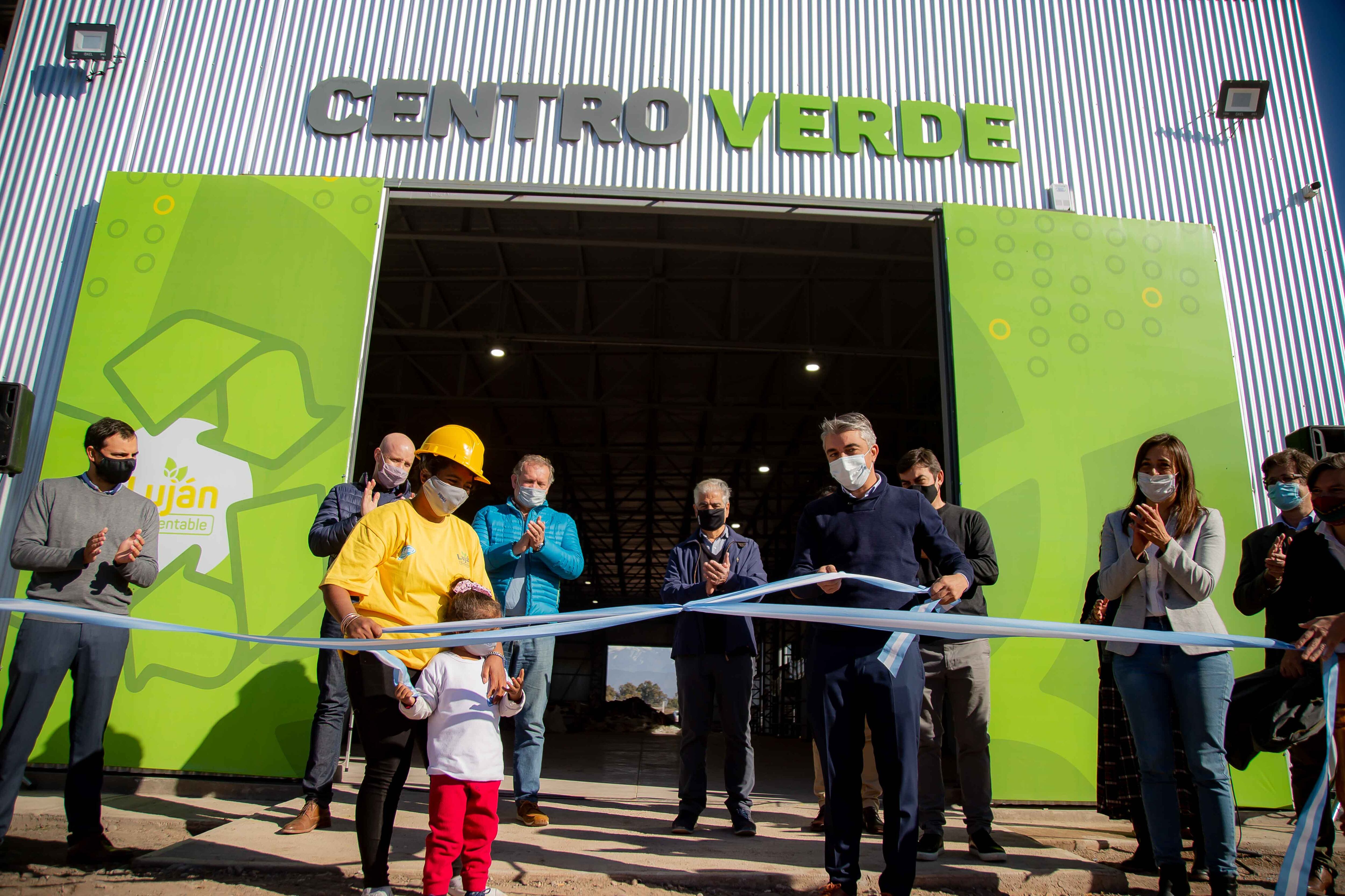 Norma Cabiudo y Sebastián Bragagnolo en el corte de cintas del Centro Verde.