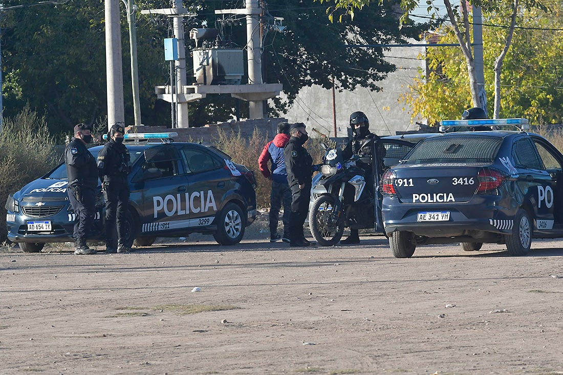 El Sargento Cabral, epicentro de los homicidios. Aquí, una de las búsquedas de Abigaíl. Orlando Pelichotti/Los Andes 