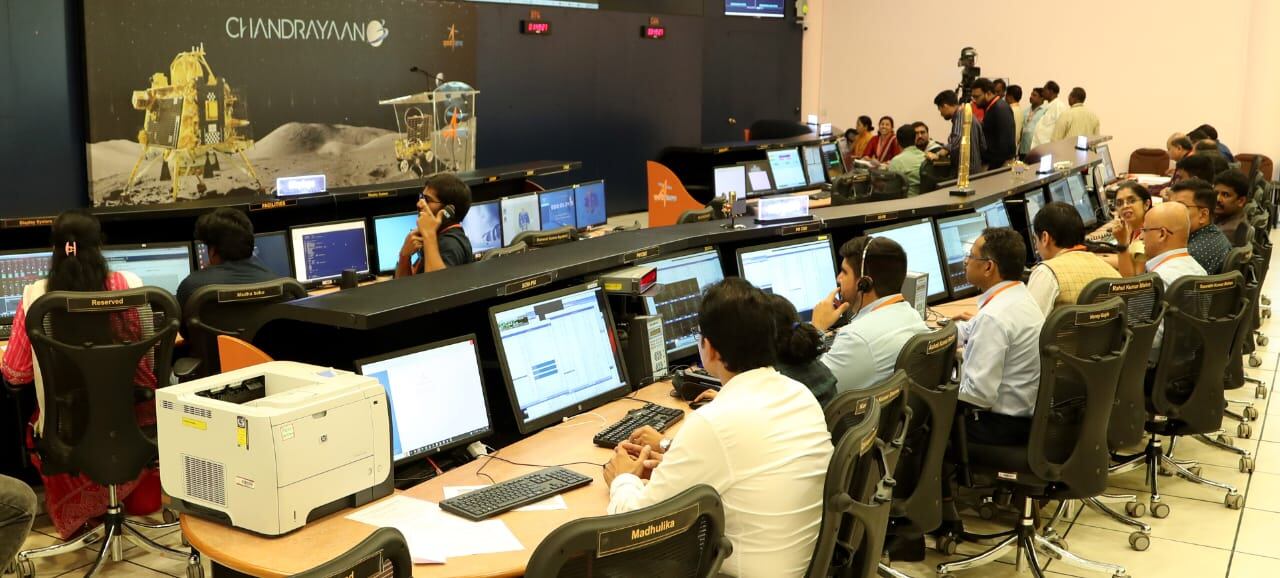 El equipo de operaciones de la misión siguió la ejecución secuencial de los comandos. Foto: ISRO.