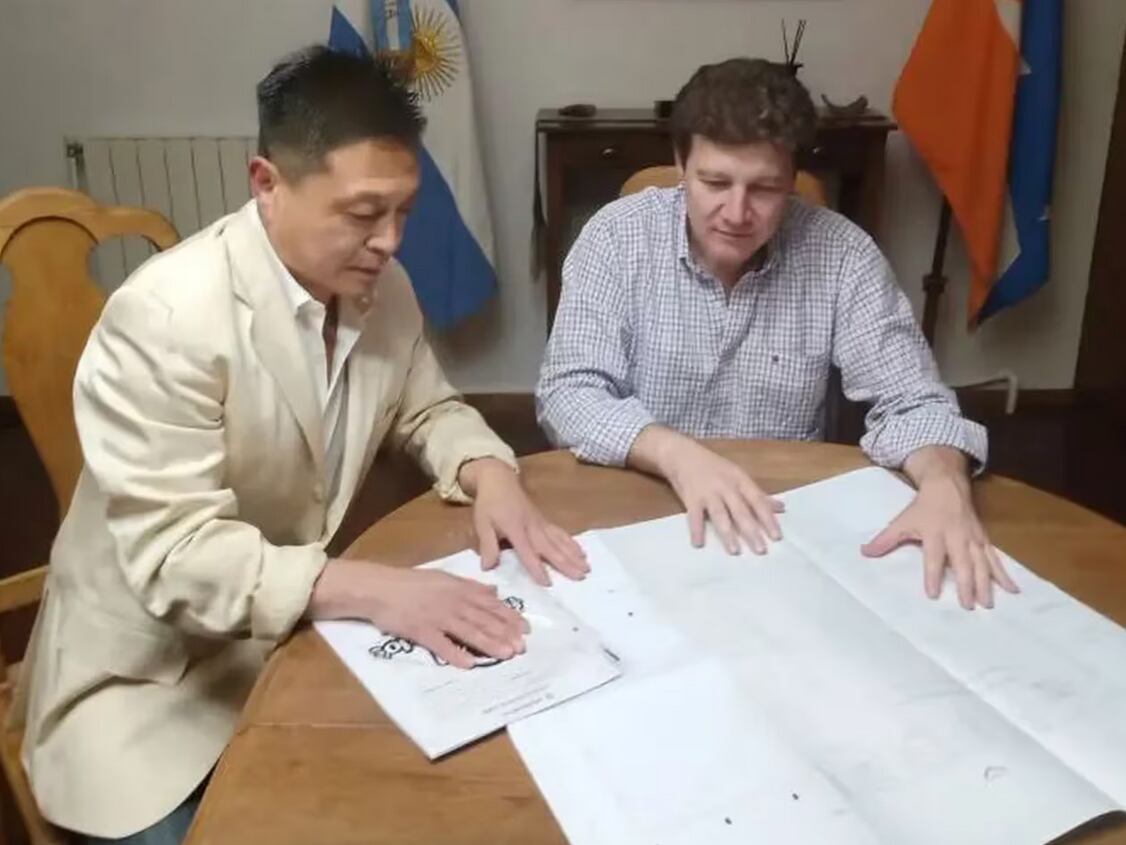 Liu Zhijiang, ciudadano chino dueño de la empresa, junto al gobernador de Tierra del Fuego, Gustavo Melella.  TN