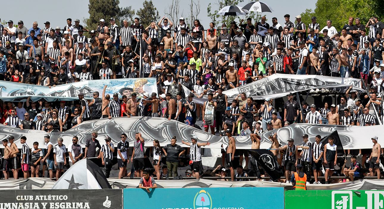 La hinchada de Gimnasia dirá presente en el Legrotaglie. Se esperan cerca de 14 mil personas. / Orlando Pelichotti