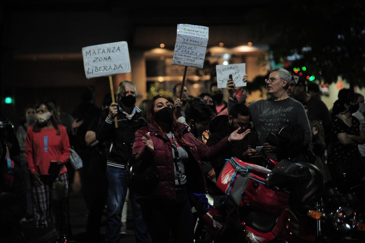 "Matanza zona liberada", rezaba uno de los carteles de la protesta en Ramos Mejía. (Clarín) 