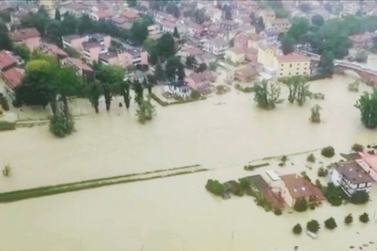 La imagen aérea tomada por los bomberos impacta al norte de Emilia Romagna. (AP)