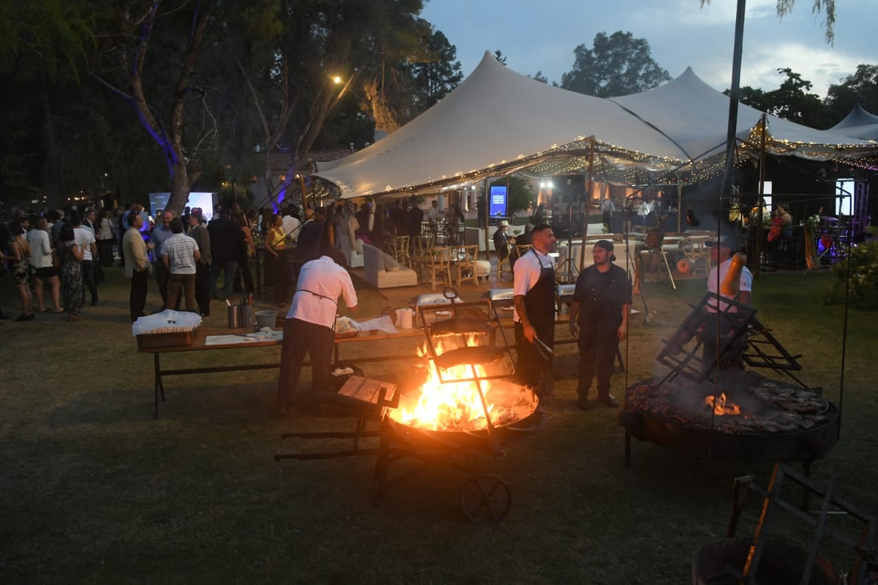 Diario Los Andes celebra 138 años junto a empresarios, políticos y personalidades de la cultura en el restaurante Bosco del parque General San Martín.