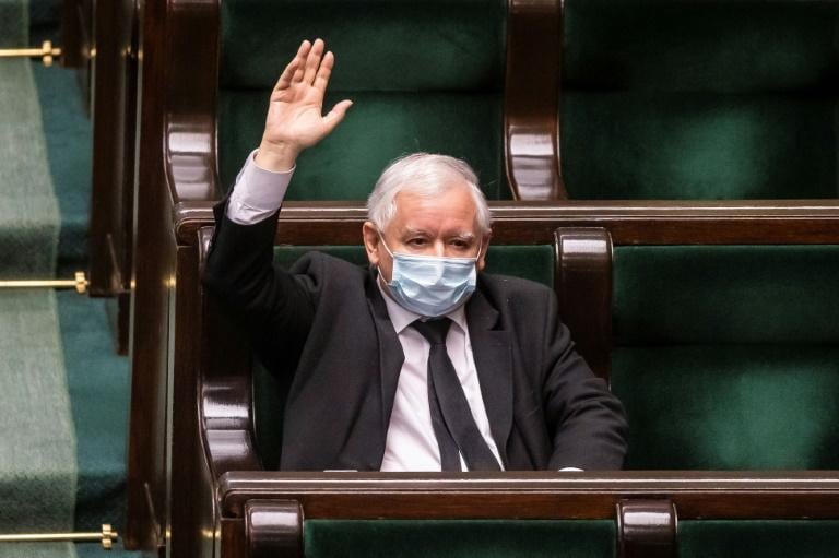 Jaroslaw Kaczynski vota durante una sesión del Parlamento polaco, el 7 de mayo de 2020 en Varsovia. Foto: Web